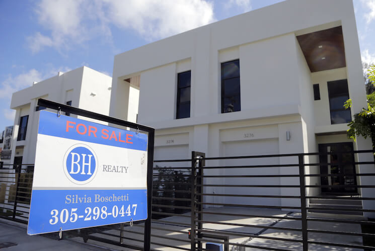 Photo of newly built townhouses for sale in Miami. 