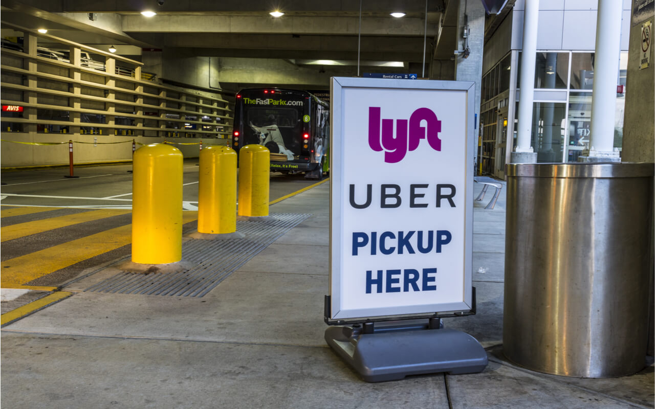 La place de ramassage de Lyft et Uber à l'aéroport international d'Indianapolis, vue vers juillet 2017. Lyft et Uber ont remplacé de nombreux taxis pour le transport.