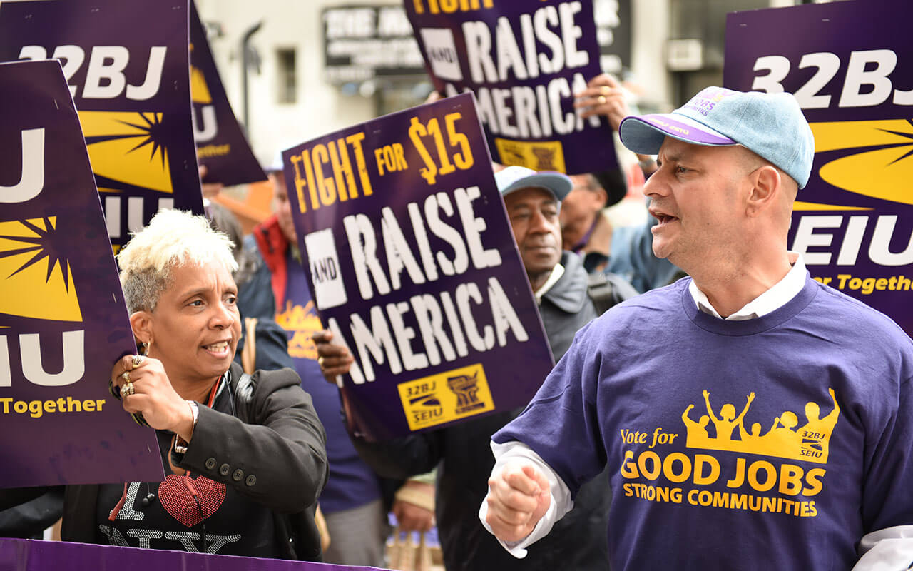 Des militants syndicaux et syndicaux se sont rassemblés le long de la rue Varick pour exhorter le NY Wage Board lors de sa toute première réunion à demander un salaire minimum de 15 $ l'heure, le 20 mai 2015.