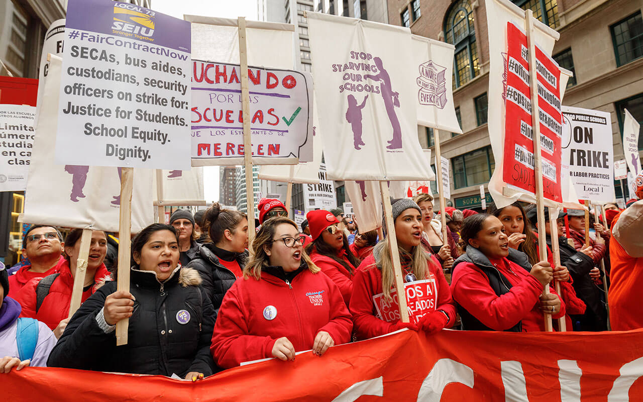 Les membres du SEIU et les membres du Chicago Teachers Union protestent lors d'un rassemblement et d'une marche le premier jour d'une grève des enseignants, le 17 octobre 2019, Chicago, IL.