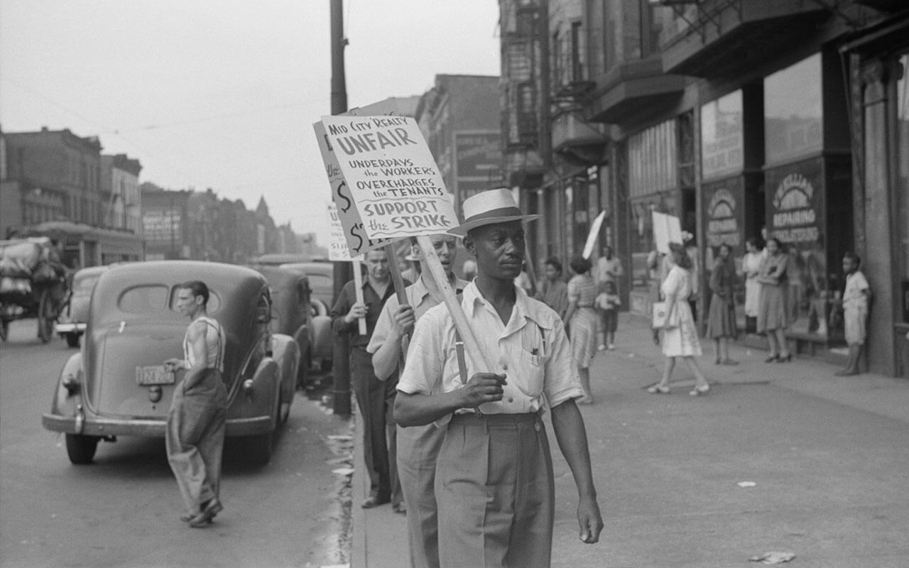 Des travailleurs en grève faisant du piquetage dans une entreprise de réalité à New York, ca. 1936-42.