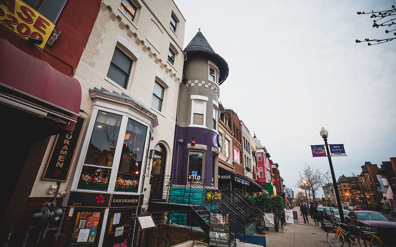 Restaurants et bars dans le quartier Adams Morgan de Washington, D.C., vus comme vides et / ou fermés en raison de COVID-19, fin mars.