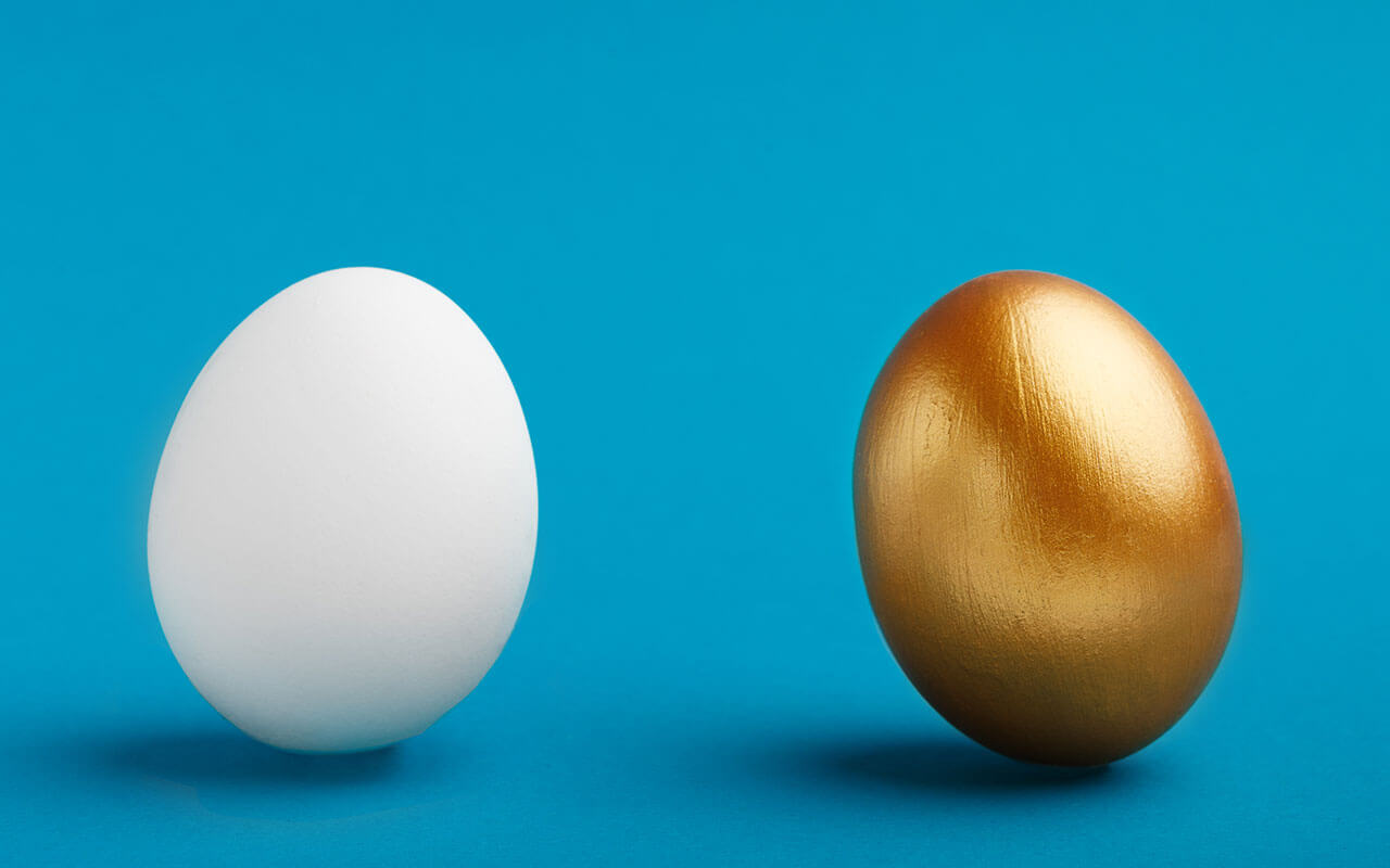 Найдите золотое яйцо. Яйцо. Золотое яйцо. Яйцо на белом фоне. Яичко.